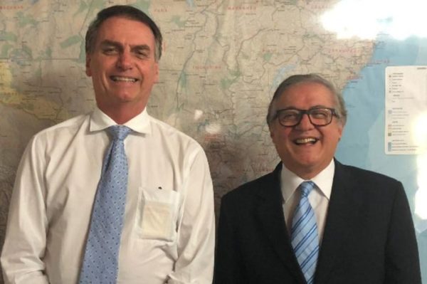 Jair Bolsonaro e o então ministro da Educação, Ricardo Vélez Rodríguez