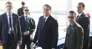 Jair Bolsonaro cercado por segurança
