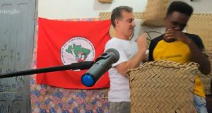 Luciano Huck com bandeira do MST