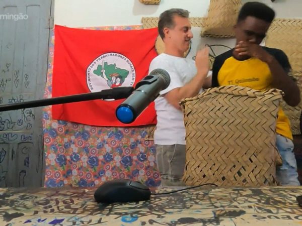 Luciano Huck com bandeira do MST