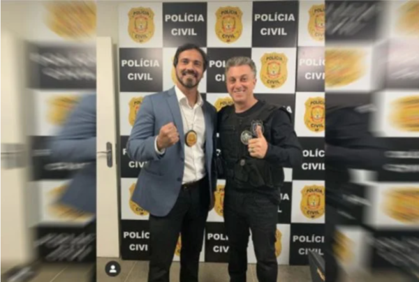 Luciano Huck finge ser policial para quadro em seu programa