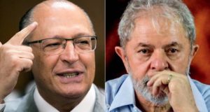 Alckmin com o dedo na cabeça e Lula segurando o queixo em montagem com tela dividida