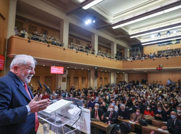 Lula discursa em evento concorrido em Paris