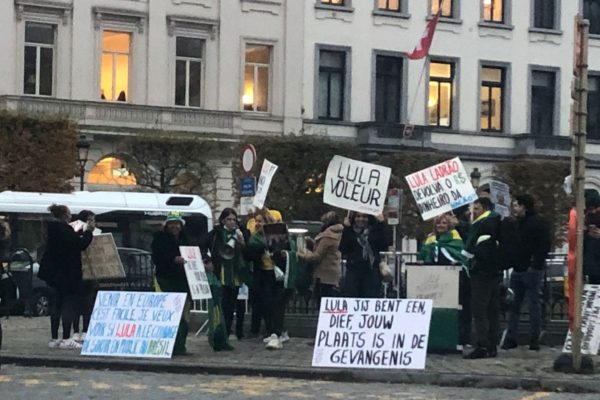 Protesto fake de bolsonaristas contra Lula na França