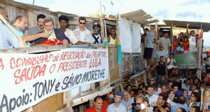 Lula em visita à favela