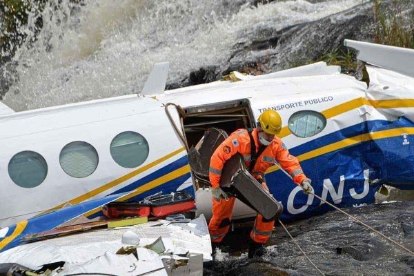 Violão de Marília Mendonça sendo retirado do avião em queda