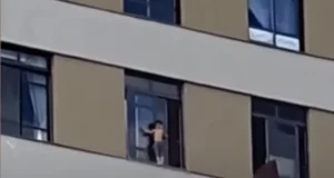 Criança no parapeito
