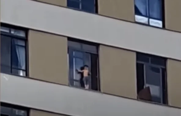 Criança no parapeito
