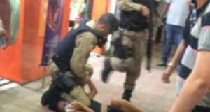 PM de Minas Gerais prende mulher com criança no colo