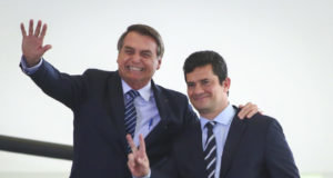 Moro e Bolsonaro abraçados e cumprimentando pessoas, que não aparecem na imagem