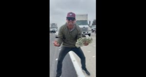 Motoristas recolhem dinheiro nos EUA