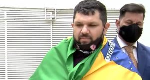 Oswaldo Eustáquio com bandeira do Brasil