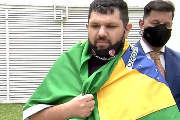 Oswaldo Eustáquio com bandeira do Brasil