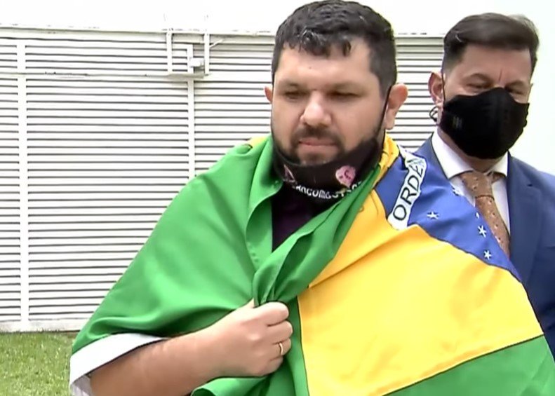 Oswaldo Eustáquio com bandeira do Brasil