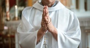 Padre em igreja