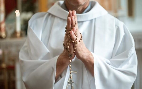 Padre em igreja