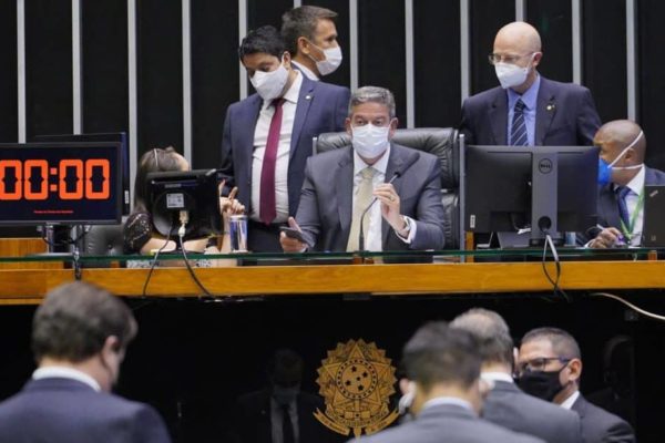 Arthur Lira e parlamentares na Câmara