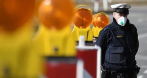 Policial na fronteira entre a Áustria e a Alemanha