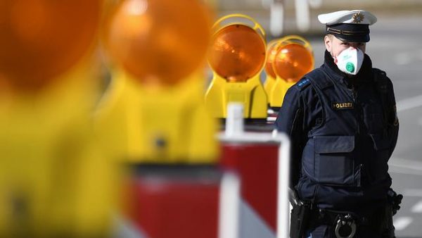 Policial na fronteira entre a Áustria e a Alemanha