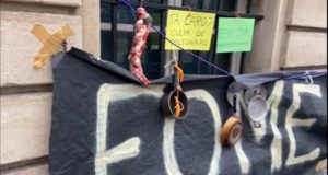 Protesto contra Jair Bolsonaro na embaixada do Brasil em Paris