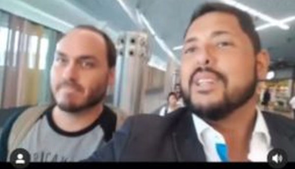 Veja Carlos Bolsonaro e Leandro Cavalieri, que se auto intitula “Cavaleiro do Bolsonaro”