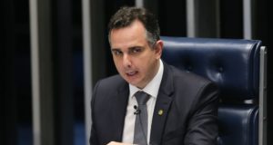 O presidente do Senado, Rodrigo Pacheco (PSD-MG), pressiona Alcolumbre, presidente da CCJ, sobre sabatina de Mendonça. Foto: Reprodução