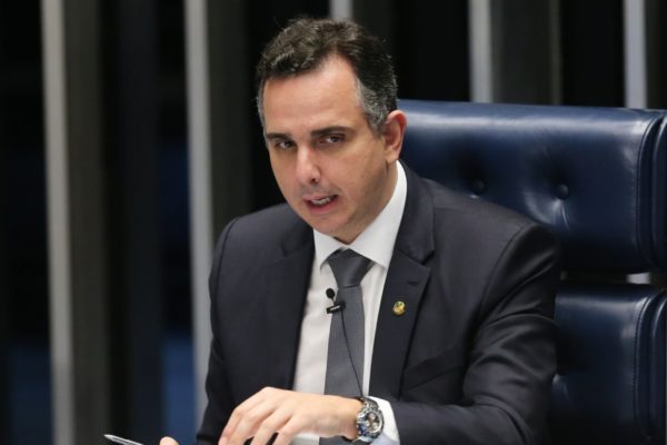 O presidente do Senado, Rodrigo Pacheco (PSD-MG), pressiona Alcolumbre, presidente da CCJ, sobre sabatina de Mendonça. Foto: Reprodução