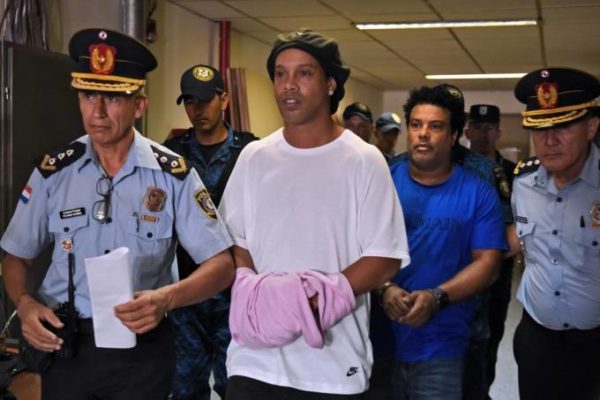 Ronaldinho sendo preso
