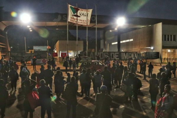 Protesto em frente à Samarco