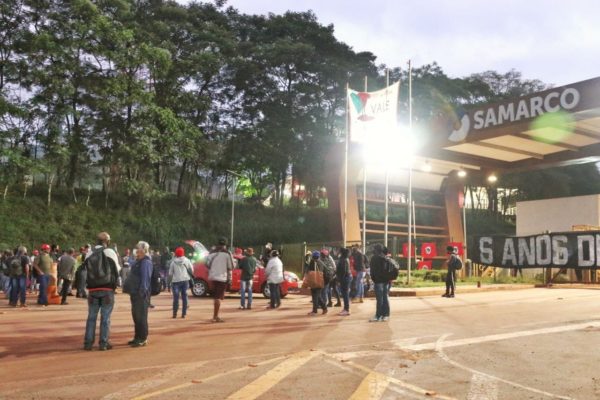 Manifestantes do MST na Samarco