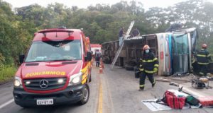Ônibus tombou na Rodovia Oswaldo Cruz