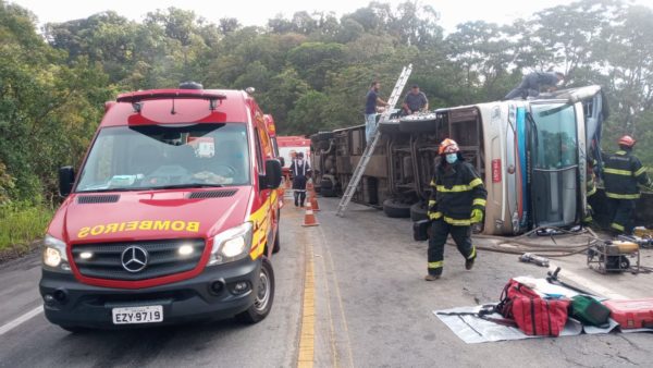 Ônibus tombou na Rodovia Oswaldo Cruz