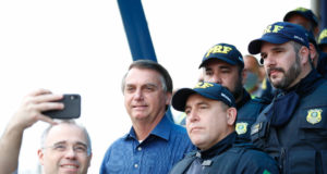 Bolsonaro e o ex-ministro da Justiça ao lado de agentes da PRF