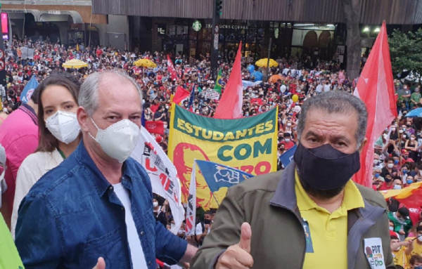 Ciro Gomes foi vaiado em manifestação e o partido agora culpa PT por fracasso de atos contra Bolsonaro