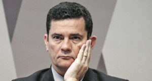 Sergio Moro com a mão no rosto
