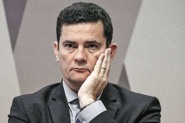 Sergio Moro com a mão no rosto