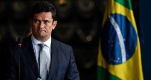 Sergio Moro com bandeira do Brasil no fundo