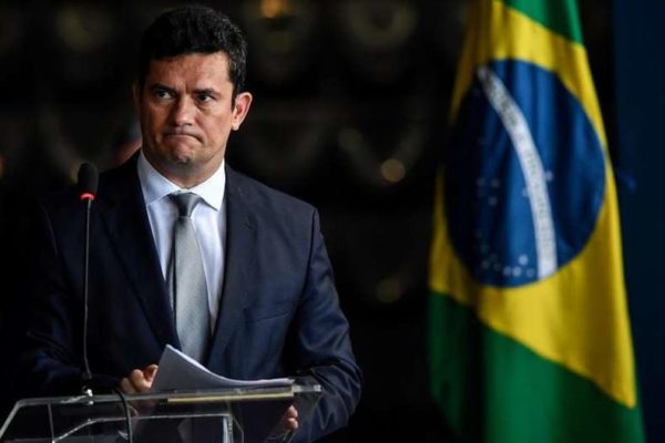 Sergio Moro com bandeira do Brasil no fundo