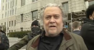 Steve Bannon manda mensagem a apoiadores enquanto se entrega ao FBI