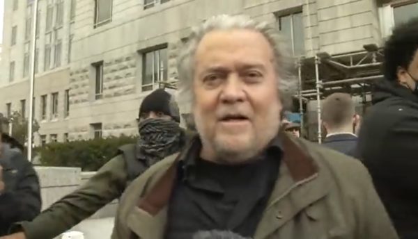 Steve Bannon manda mensagem a apoiadores enquanto se entrega ao FBI