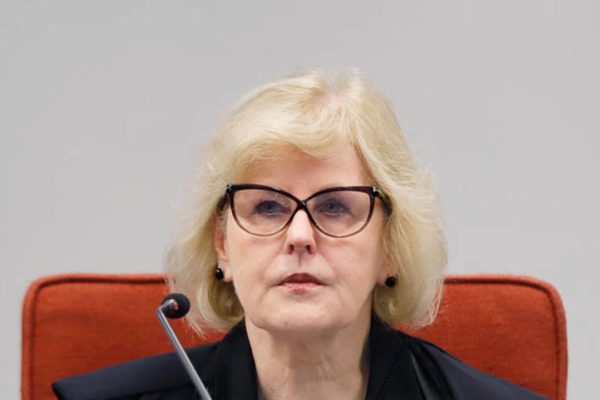 Rosa Weber, em sua cadeira do STF