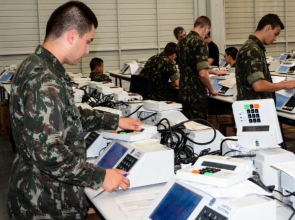 Militares urna eletrônica