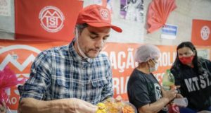 Wagner Moura come acarajé em ocupação do MTST