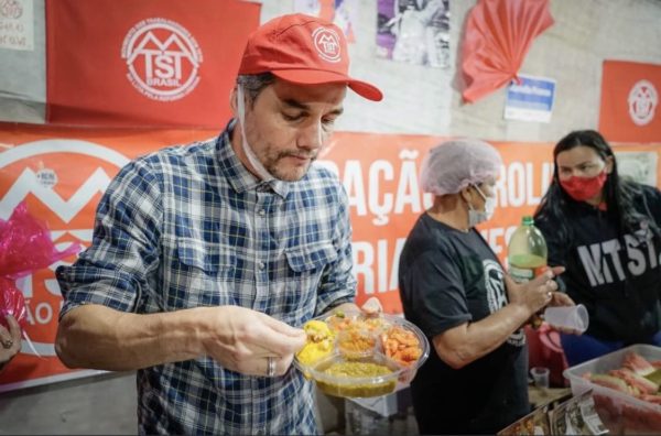 Wagner Moura come acarajé em ocupação do MTST