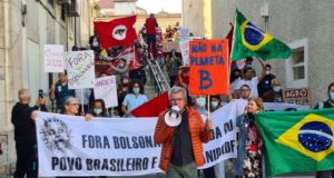 Brasileiros protestam contra Bolsonaro em Portugal