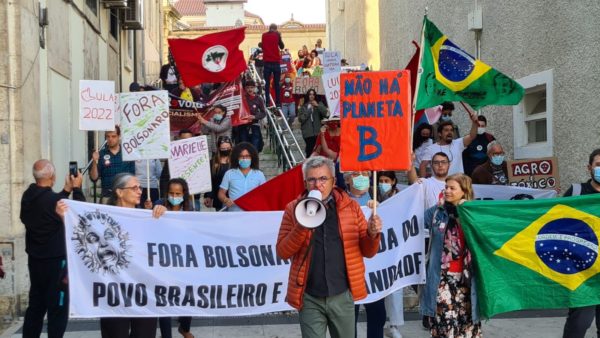 Brasileiros protestam contra Bolsonaro em Portugal