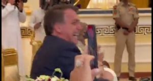 Bolsonaro rindo