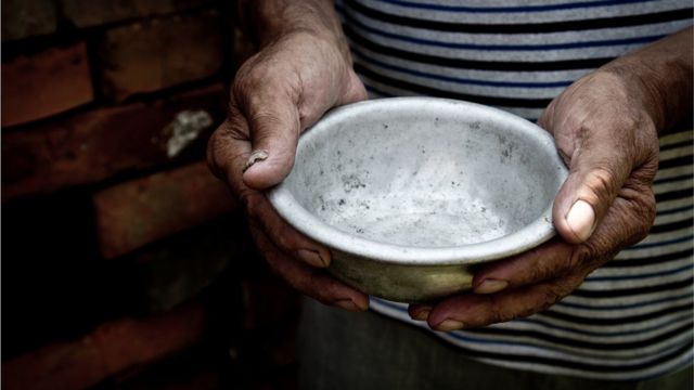 Pessoa segurando um prato sem comida; preço dos alimentos vai subir