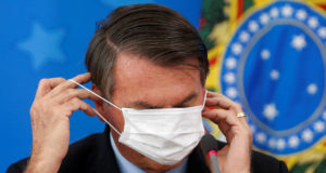 Jair Bolsonaro de máscara
