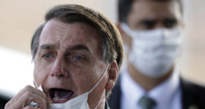 Jair Bolsonaro tira máscara